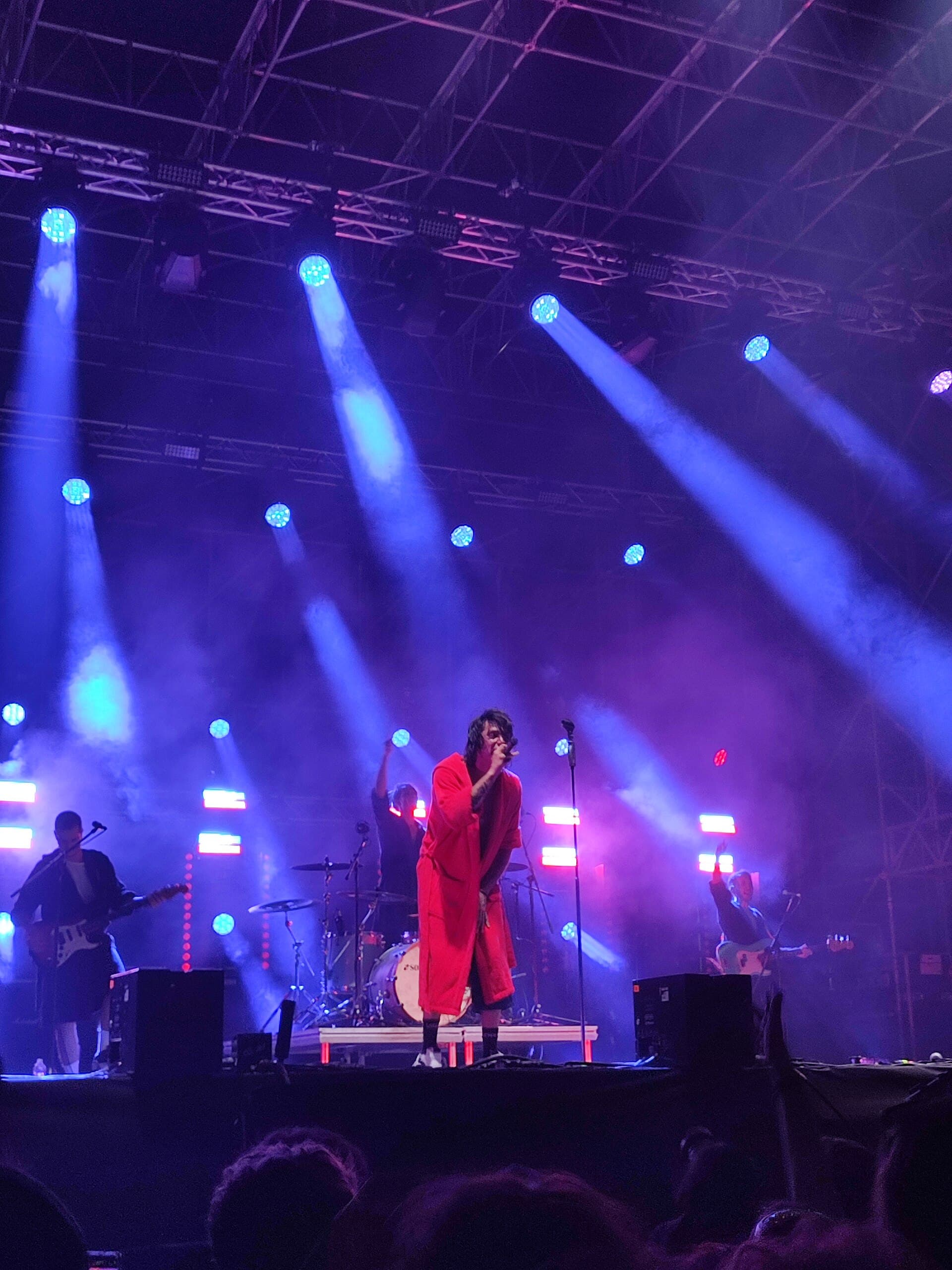 NASKA e la band sul palco dello Slam Dunk Italy sotto i fari blu, 1 giugno 2023.